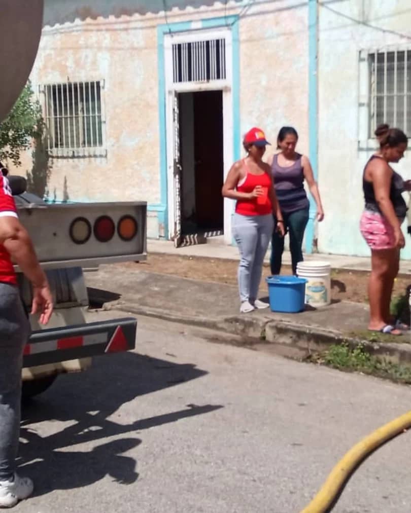 BajoLaLupaInfo's tweet photo. #HoyEsNoticia 500 familias de los sectores de Tamarindo 2 y Boca de Monte 1 se vieron beneficiadas a través de la distribución de agua que la @AlcalGMarcano realizó hoy. 

El alcalde @YulArmasAlcalde afirmó que también en Las Cabreras llenaron el tanque comunitario. https://t.co/kzU7N5I9iK