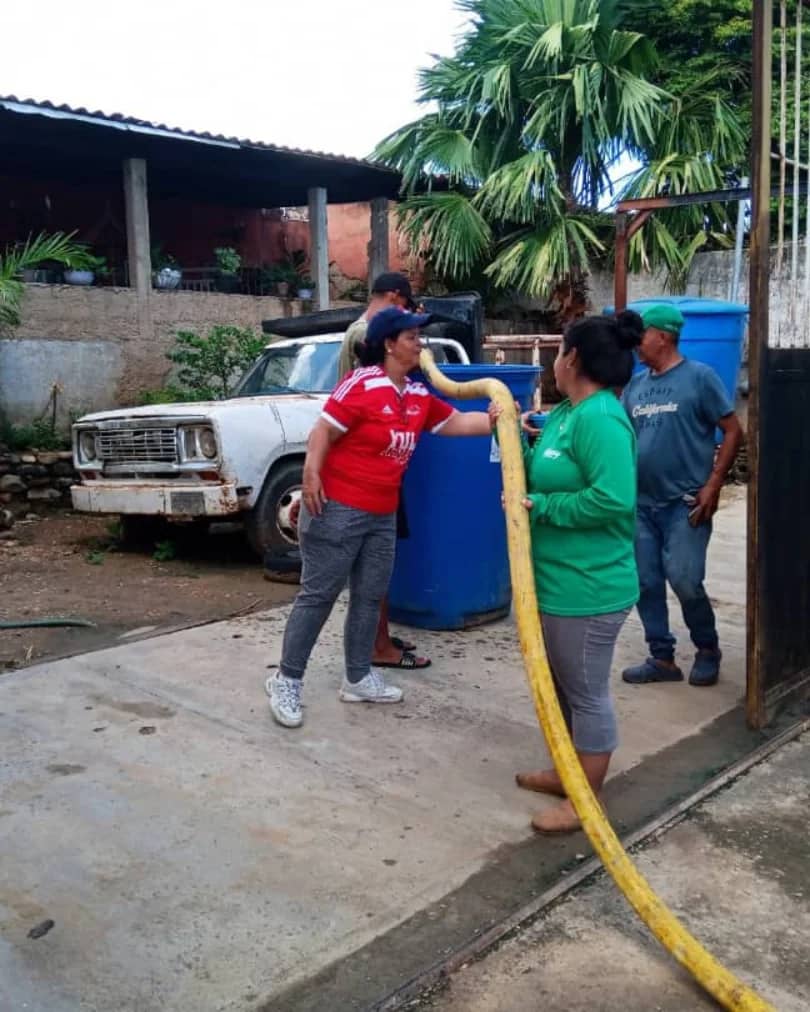 BajoLaLupaInfo's tweet photo. "Fueron 140 mil litros de agua que hoy entregamos en estos sectores para garantizar el derecho, mientras se regulariza el ciclo de agua hacia #Marcano", informó.
Destacó que las jornadas se desarrollan a través de camiones cisterna que proporciona a través de su gestión.
#22Ago https://t.co/T0E7AuR627