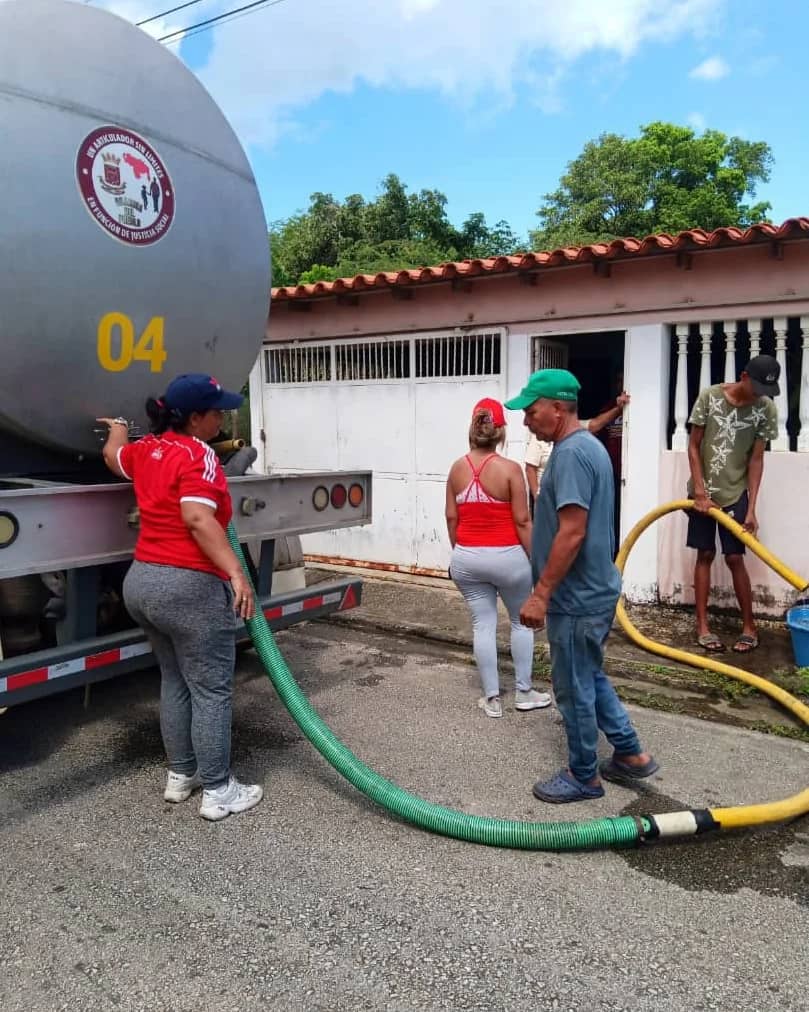 BajoLaLupaInfo's tweet photo. "Fueron 140 mil litros de agua que hoy entregamos en estos sectores para garantizar el derecho, mientras se regulariza el ciclo de agua hacia #Marcano", informó.
Destacó que las jornadas se desarrollan a través de camiones cisterna que proporciona a través de su gestión.
#22Ago https://t.co/T0E7AuR627