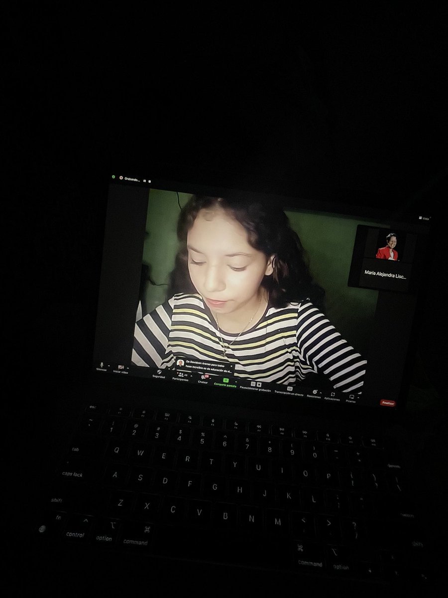 criptolawyer's tweet photo. Tengo el corazón derretido 🥲🥹una niña de 15 años presenta en #100DiasDeResearch su proyecto “NFTs 4 memories” enfocado en solucionar el problema de la pérdida de documentos y notas en el sistema educativo venezolano. Hizo su presentación en una hoja a mano ✍🏻 https://t.co/nx0khgeNdE