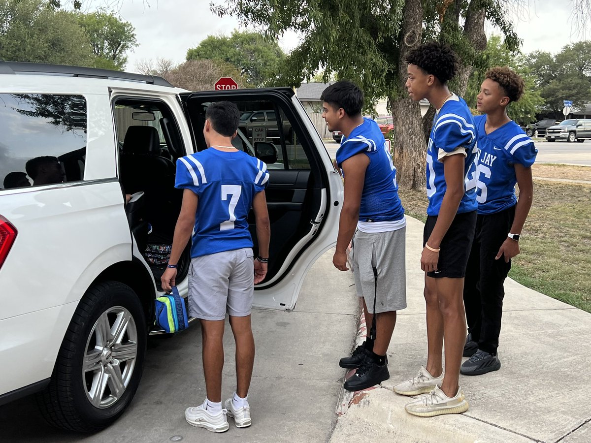 What an amazing first day we had <a href="/NISDMeadowVill/">Meadow Village ES</a>!! We are so grateful to the <a href="/NISDJay/">John Jay High School</a> football team for supporting our Bobcats this morning!! 🐴💙🐾💚 #ItTakesAVillage #MVEignited🔥