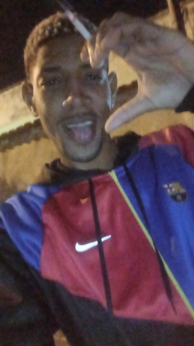 Yuri93000963's tweet photo. "#Apesar de tudo continuo levando a vida no blindão ✌ツ..🚩 https://t.co/zmMgbkcYrB
