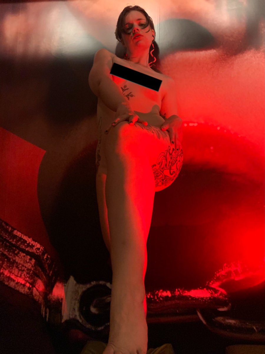 _THHIA's tweet photo. You know what to do. #bowdown #domme #feet #feetworship #payformypedi #paypig #papichulo https://t.co/oaSPR8yRe3