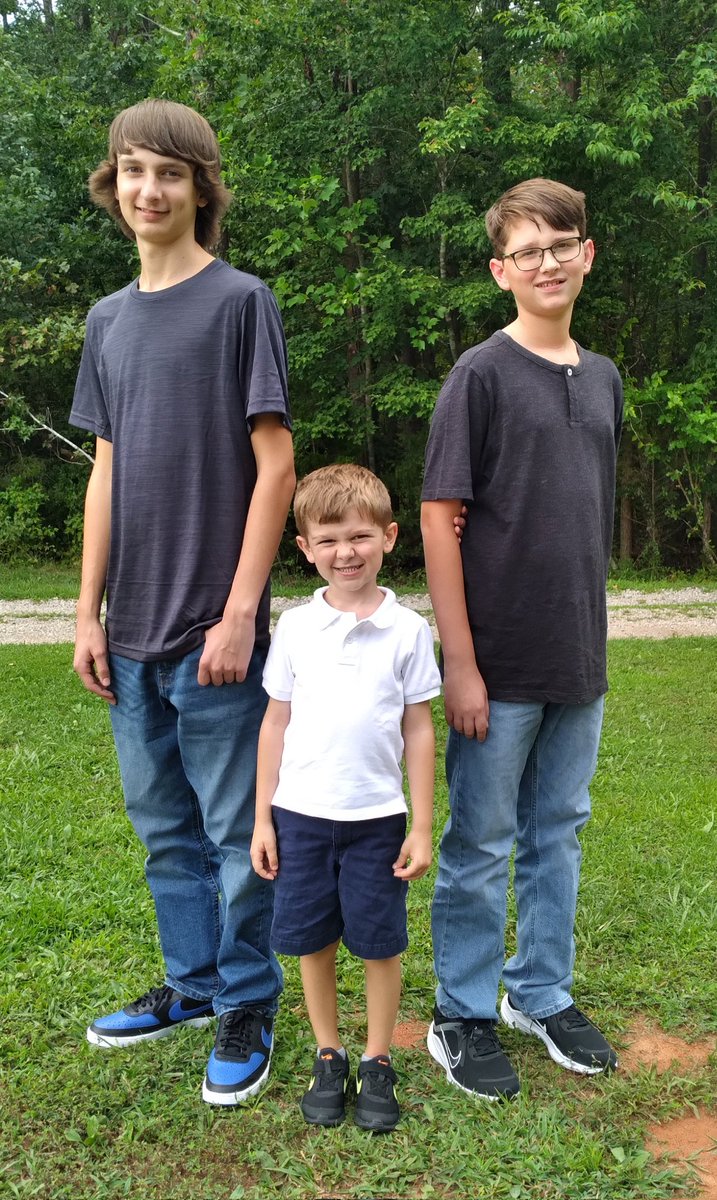 rowe_mama3's tweet photo. My ❤!    1st Day of High school, Middle school and Elementary!! https://t.co/lx69qvUh94