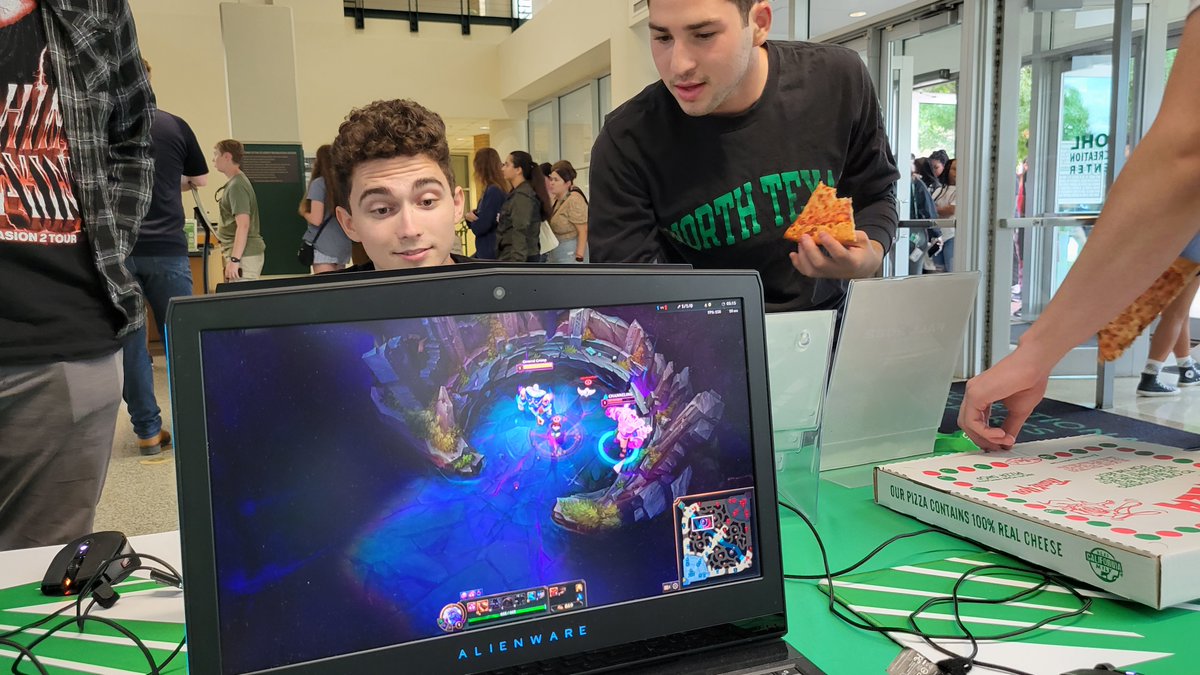 Rec X was a success! Thank you to everyone who came by to check us out and play a little mundoball with our LoL varsity players! 💚🤍