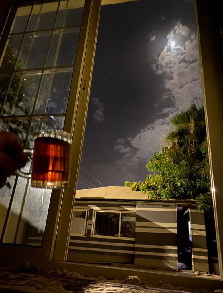 هدوء الليل ، يأتي بِ خيالات لا نھاية لها.