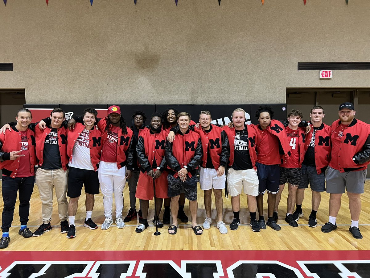 CoachIeuter's tweet photo. Had a great night at @FightingMuskies Student-Athlete Welcome Back. Thanks to Coach Hazell for an inspiring speech &amp; Congratulations to those that received their letterman’s jackets! #DefendTheM https://t.co/Rzxy2PNihF