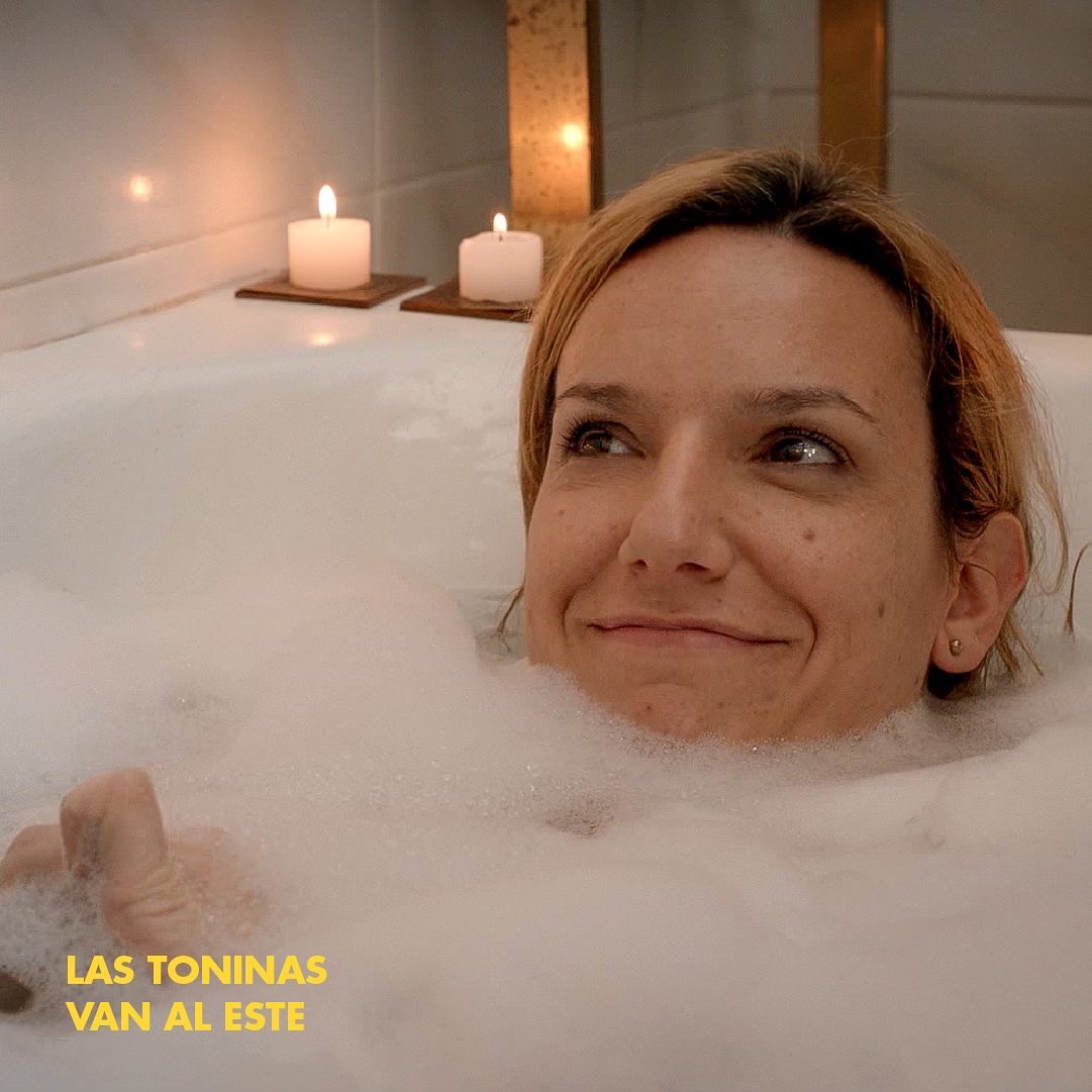 🎥 Las diversidades familiares, las apariencias y la salud mental son abordadas con una naturalidad enternecedora en esta divertida comedia uruguaya dirigida por Gonzalo Delgado y Verónica Perrota, quienes también actúan en el film.

🎬Mirá “Las toninas van al este” en KINOA TV