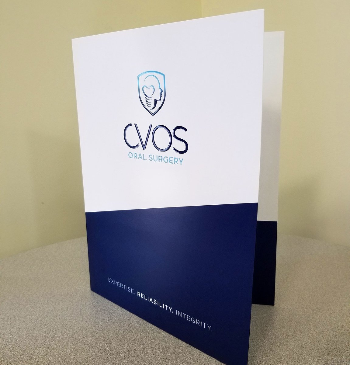 AllegraHalton's tweet photo. These presentation folders with high gloss spot UV provide maximum impact and a high-end feel for our clients at Credit Valley Oral Surgery (CVOS). Check out that shine!
#AllegraHalton #BurlOn #Printing #PresentationFolders #SpotUV #Branding #Marketing https://t.co/myaOCHaXl7
