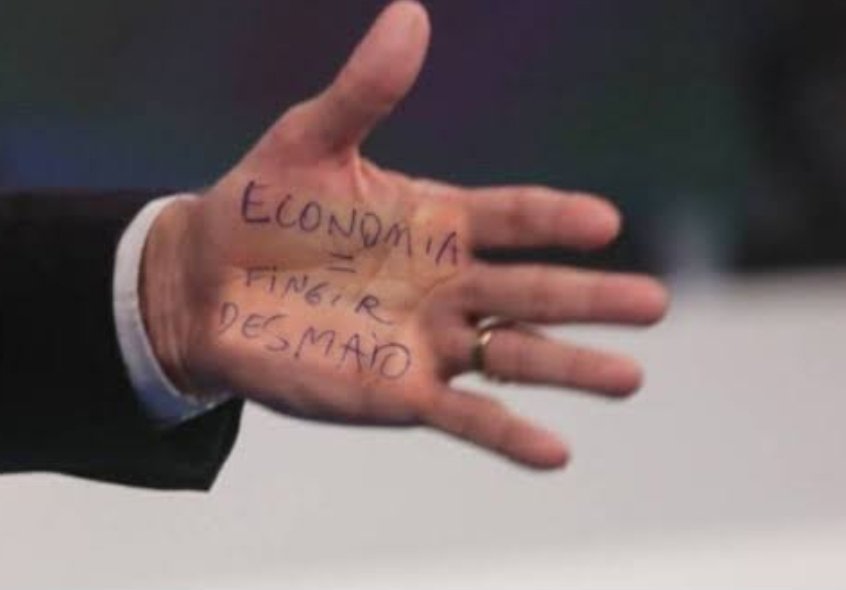 LadyRedbr's tweet image. Só eu vi a cola na mão do Bozo? É melhor jair colando #JornalNacional