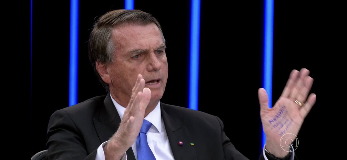 NazareAmarga's tweet image. Eu anotando os países pra fazer a prova de geografia