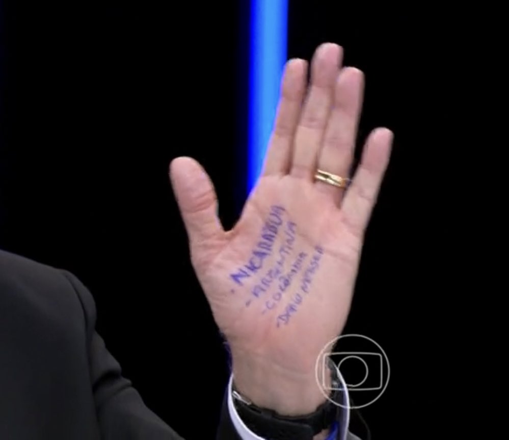 NazareAmarga's tweet image. Eu anotando os países pra fazer a prova de geografia