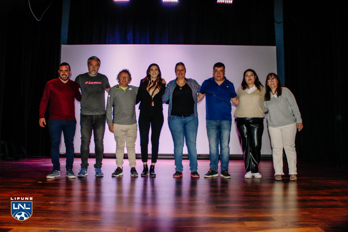 PaolaSoto78's tweet photo. Llegamos a Neuquen con la firme convicción de que está vez hemos logrado dar ese primer paso tan necesario y que tanto nos costó para el desarrollo del Fútbol Femenino. Bienvenida LIFUNE  a @FeFutPa, Bienvenida @CaroMagnalardo al equipo ⚽️💙🤍
@rociocordero87 https://t.co/NBmBttpM0K