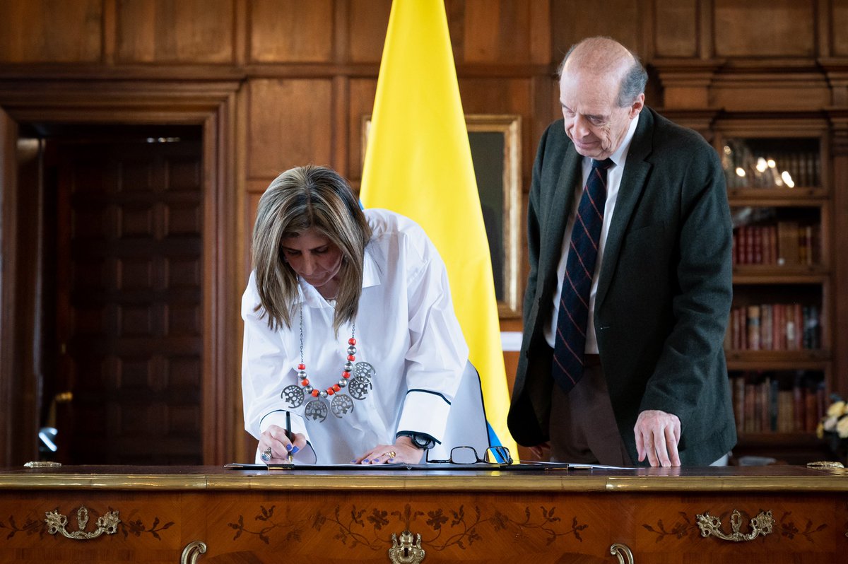 #CiudadanasyCiudadanos | El Ministro de Relaciones Exteriores, <a href="/AlvaroLeyva/">Álvaro Leyva Durán</a> posesionó a <a href="/Lauraggils/">Laura Gil</a> como nueva Viceministra de Asuntos Multilaterales. 

Conoce todos los detalles del evento aquí: 

cancilleria.gov.co/newsroom/news/…