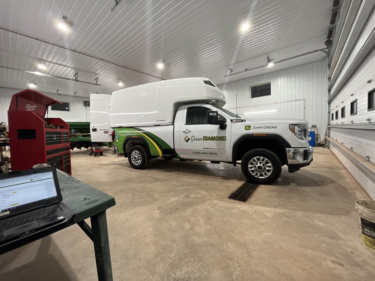 Joel_Jewelldale's tweet photo. Got a new office. Now to rearrange it 5 times and then forget where I put everything. #officewithaview #cleanfornow #JohnDeere https://t.co/MixBqgga1O