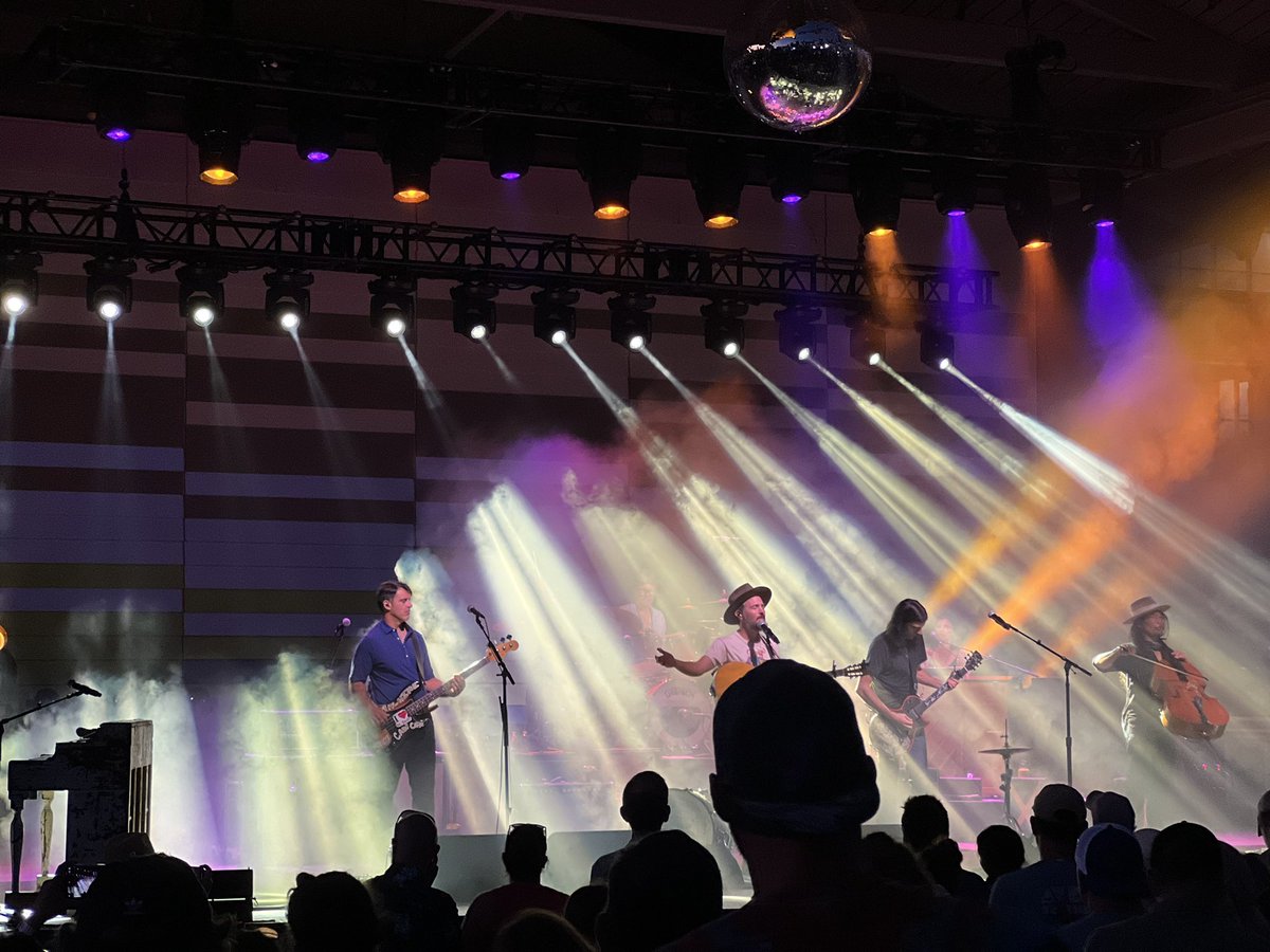 sslaven74's tweet photo. Our 1st @theavettbros concert did NOT disappoint!  Can’t wait to do it again!! https://t.co/sTbQBtuAsT