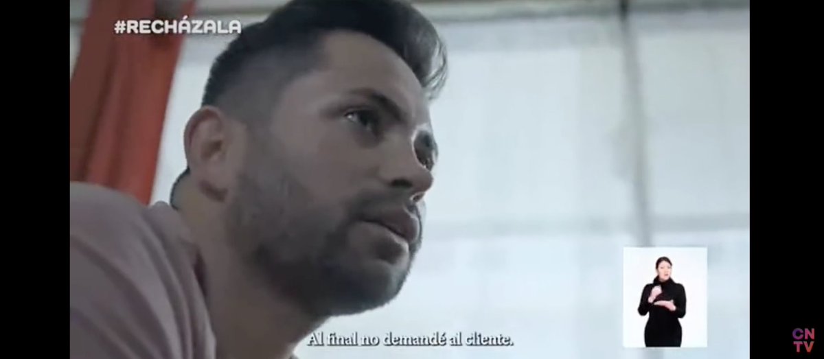 N_PrensaCL's tweet photo. 🔴 FACT-CHECKING: Alejandro Merino señaló en la franja del Rechazo: "Al final no demandé al cliente, fue como mi primer acto de amor". Dicha afirmación es FALSA. Como consta en el proceso en curso, el 6 de abril la supuesta víctima adhirió a la acusación y demandó por perjuicios. https://t.co/nEmLCrzTOR