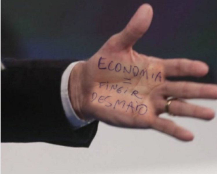 senadorhumberto's tweet photo. Descobriram o que tinha na mão de Bolsonaro. #BolsonaroMentiroso #ForaBolsonaro https://t.co/KfppxyALf2