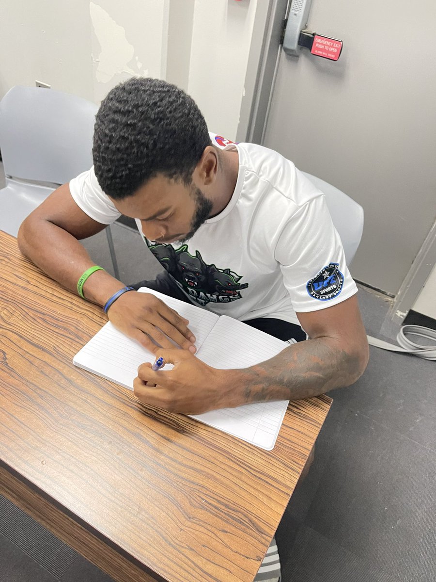 🏈SIGNING🏈

I'm happy to announce that I have signed a college #fantasyfootball contract with <a href="/TheUCFFL/">Ultimate College Fantasy Football League</a> as a member of <a href="/WarDawgs_UCFFL/">WarDawgs</a> 

Stay ready for my #NFT set with member rewards and custom War Dawgs merch! Let's Go!
#BarkLoud #BRADDAHHOOD 🤙🏾