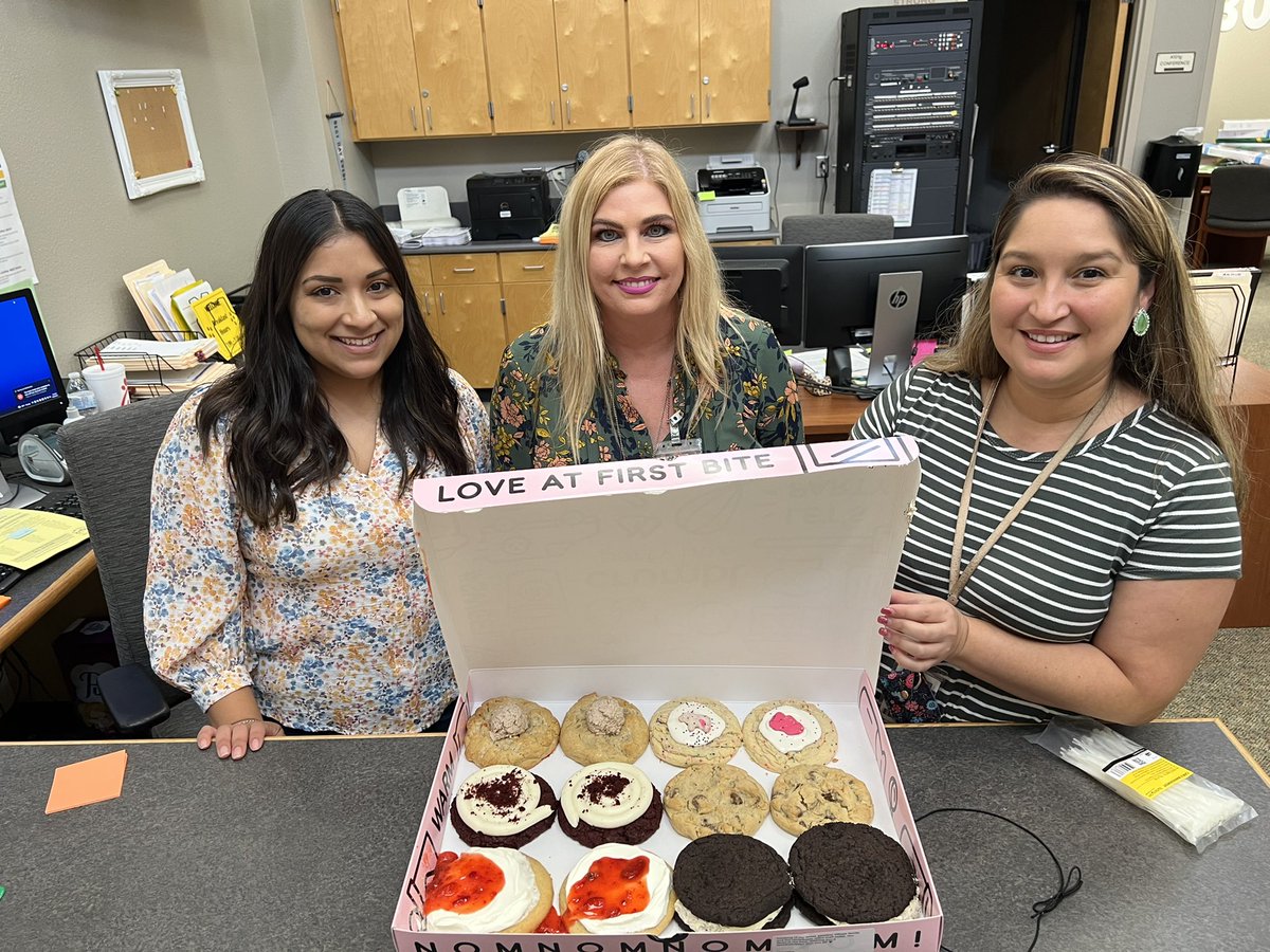 c_maldonado_1's tweet photo. @lysettemlara what a YUMMY surprise delivery!! 🐾💚💛 Thank you!! @NISDMeadowVill https://t.co/pfYsEw8T6u