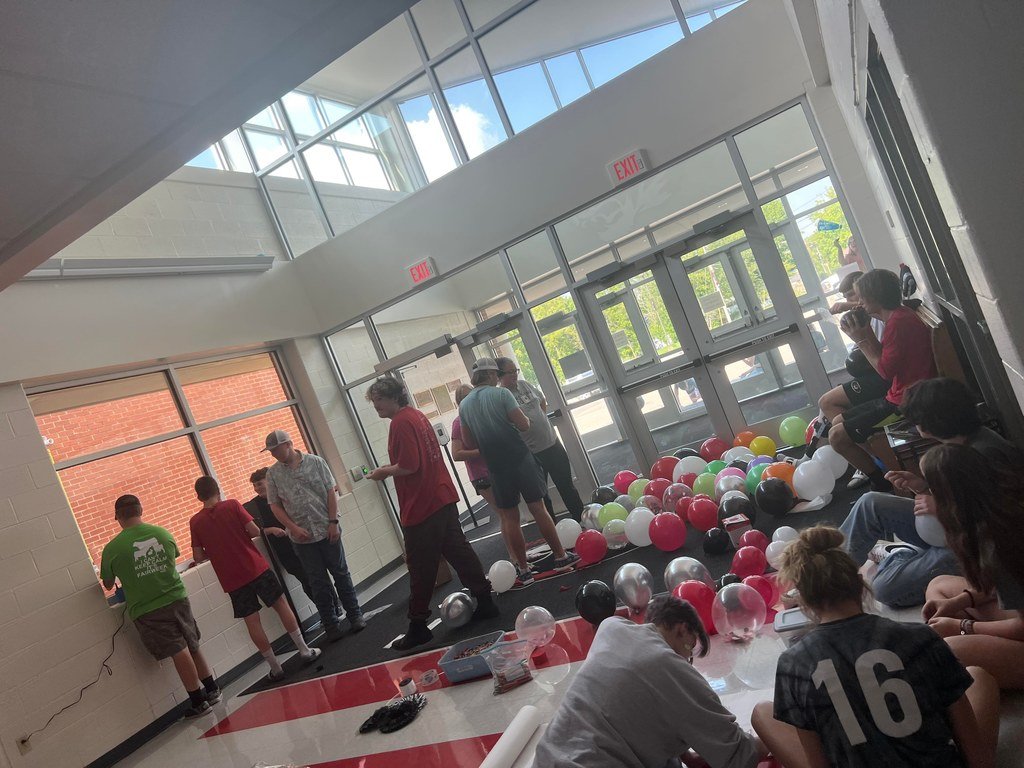 STJSchools's tweet photo. Student Council left some school spirit for the first day! 

#tigerpride #stjschools #leadership https://t.co/OOHbNVjKvm