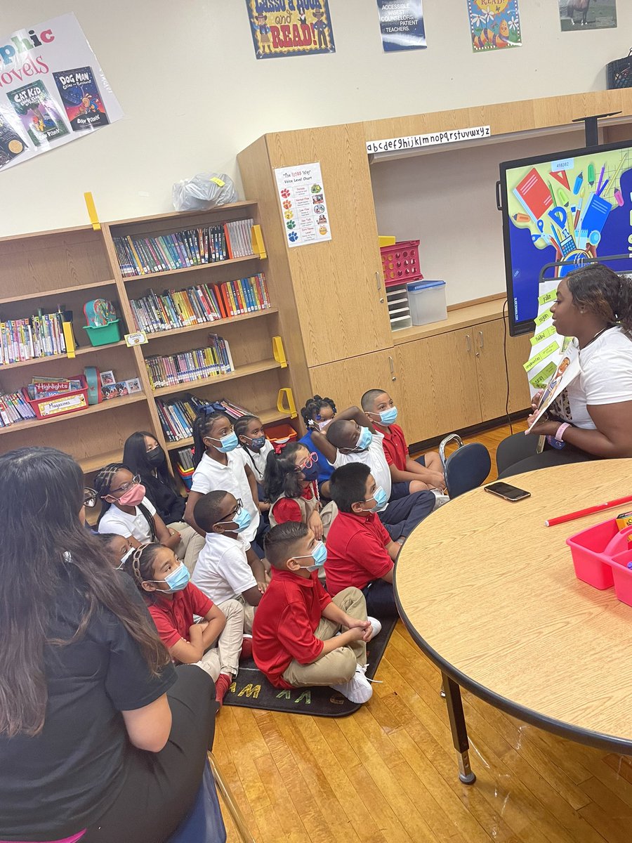 AhmeshaG's tweet photo. Our Media Specialist @teacher_toya was busy at work on the first day! With the upcoming launch, @EmilyMe10531515 had students focused on creating their own NASA patches. Final products coming soon. #DRIVEtheROSSWay @HISDElementary2 https://t.co/0SqhuljOL5