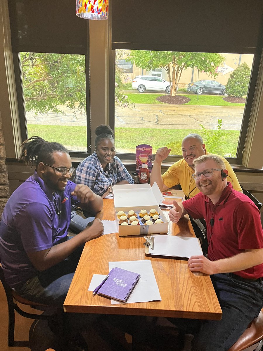 amberolman_'s tweet photo. I #ChilisLove seeing my team laugh π
I had to come crash the manager meeting at #ChilisRuston today to show my #appreciation to these rockstar leaders! This team has been doing a great job as a CTR, and they are #OBSESSED with #TrainToRetain πΆππ» https://t.co/Z8JlrQDvBr