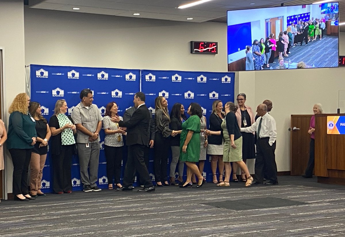 Tonight we gave a Board presentation on our 2022 District and Campus State Accountability results. We were pleased to congratulate our principals! <a href="/SAISD/">San Antonio ISD</a> earned a B, and 63 schools achieved A or B. Read all highlights: saisd.net/page/article/1… #SAISDFamilia #SAISDProud