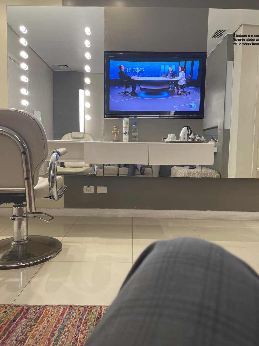 MarceloCarvFr's tweet photo. Que vergonha. Nível raso, faccioso, dos entrevistadores. Toda vez que o PR destrói um argumento deles,cortam e vão para outro assunto. Não há  interesse em esclarecer. Só repetir as narrativas mentirosas de sempre. Como o tranca tudo da COVID q eles vendiam e matou tanta gente. https://t.co/RDI2CkWGxu