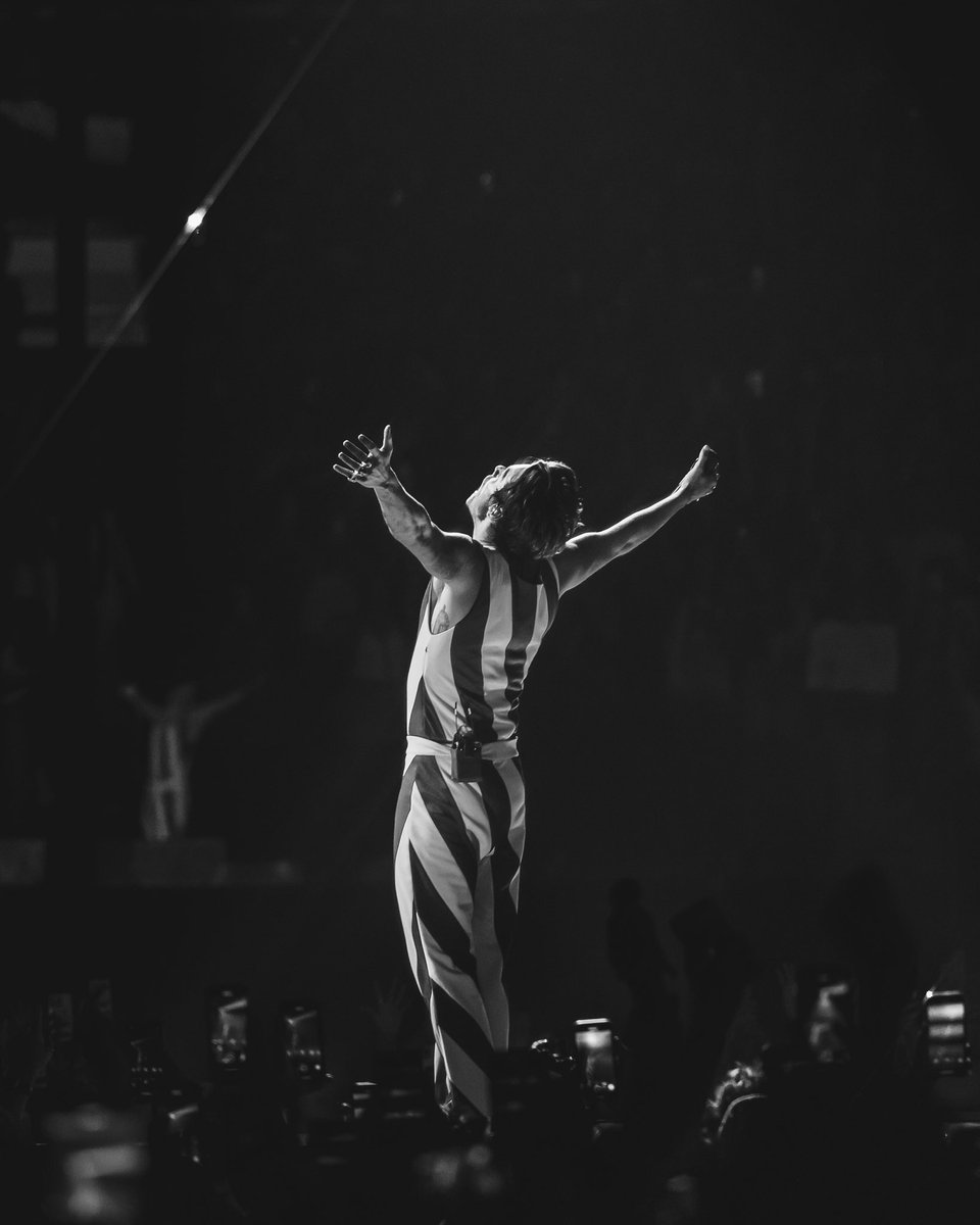 hsdaily's tweet image. Harry on stage at Madison Square Garden in New York City - August 20 

📸 @TheGarden