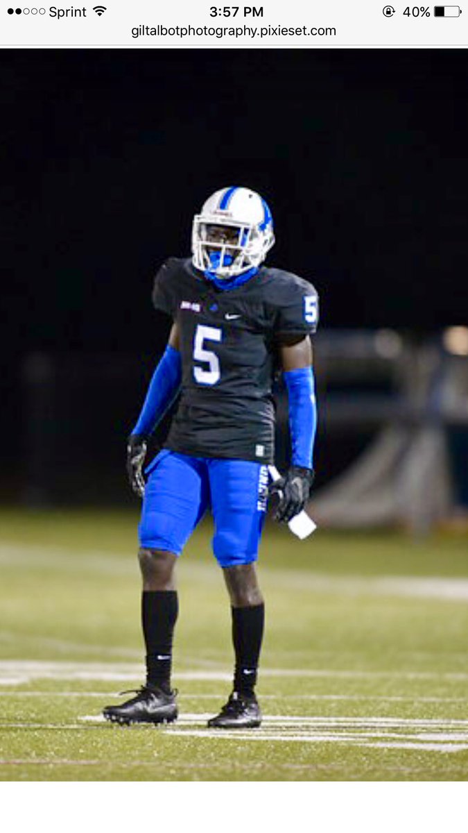 BakariBlunt's tweet photo. Football is Back🚨reminiscing on the path I chose vs the path I was headed with https://t.co/rtXcGrlzJV regrets being a JUCO/D2 Athlete and playing for some of the best @CoachBarese1 @CoachBobChesney @CoachMcGonagle @coachdc34 @BodybyGrautski  @Abaskerville_7 @Coach_Vasey https://t.co/eRIXwrPfNv