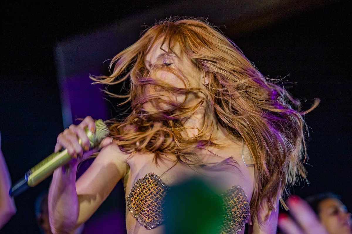 ClaudiaLeitte's tweet photo. Tá chegandooo!! 🏝️ Anotem aí, sexta-feira 26/08, meu álbum “Ao Vivo na Prainha da Claudinha” fica completo! Esse registro foi massa, estou muito animada pra vocês conferirem tudo!😍

Pré-save disponível: https://t.co/o1p30V2Q8A https://t.co/oZmJVzn7Q8