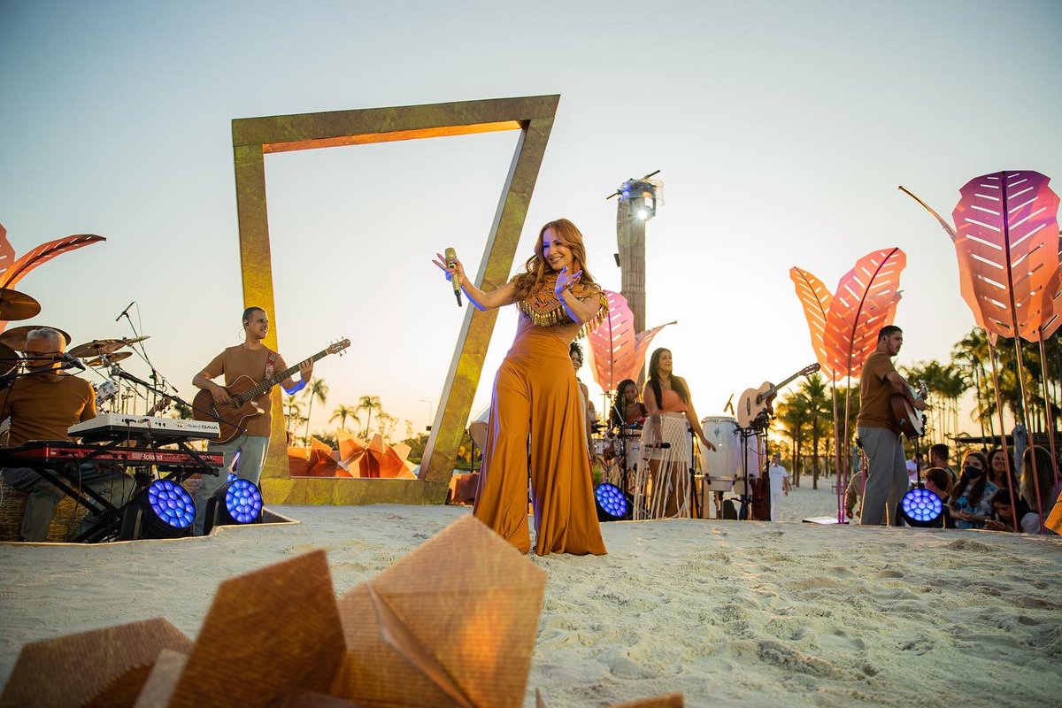 ClaudiaLeitte's tweet photo. Tá chegandooo!! 🏝️ Anotem aí, sexta-feira 26/08, meu álbum “Ao Vivo na Prainha da Claudinha” fica completo! Esse registro foi massa, estou muito animada pra vocês conferirem tudo!😍

Pré-save disponível: https://t.co/o1p30V2Q8A https://t.co/oZmJVzn7Q8