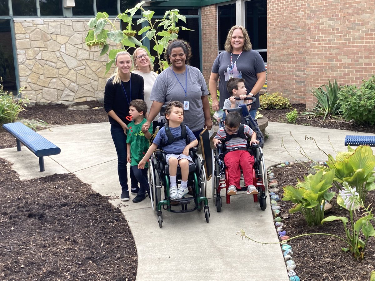 AngelaVanhulle's tweet photo. Our friends enjoyed hanging out in the courtyard today. #Itsworthit ⁦@BrooksideBcats1⁩ ⁦@wcsdistrict⁩ https://t.co/NyVebffXzO