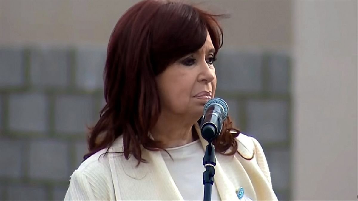 HumbertoTumini's tweet photo. Juicio a Cristina Kirchner. Los dirigentes del oficialismo salen en tropel a defender lo indefendible e injustificable. Al mismo tiempo los de Juntos por el Cambio, que pusieron de presidente nada menos que a Macri, se hacen los horrorizados con la corrupción. Todos muy truchos. https://t.co/ZV40zInG9J
