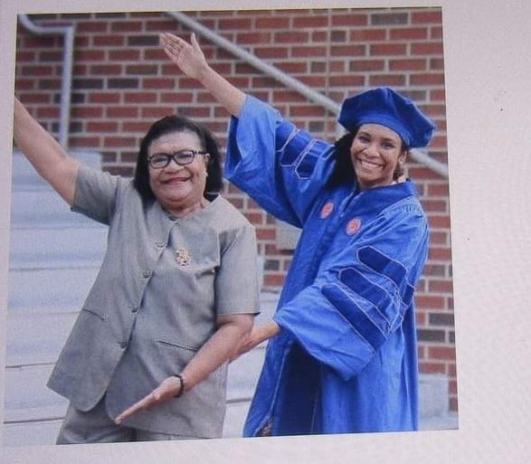 Ade perempuan ini Namanya Marianette Octovina Wospakrik, peraih gelar PhD Fisika Astronomi dgn predikat   Cum Laude dri Florida University, saat ini dia bekerja di FEMILAB (Lab Nasional Departemen Energi Amerika Serikat ), ayahnya adalah DR Hans Wospakrik Fisikiawan di ITB