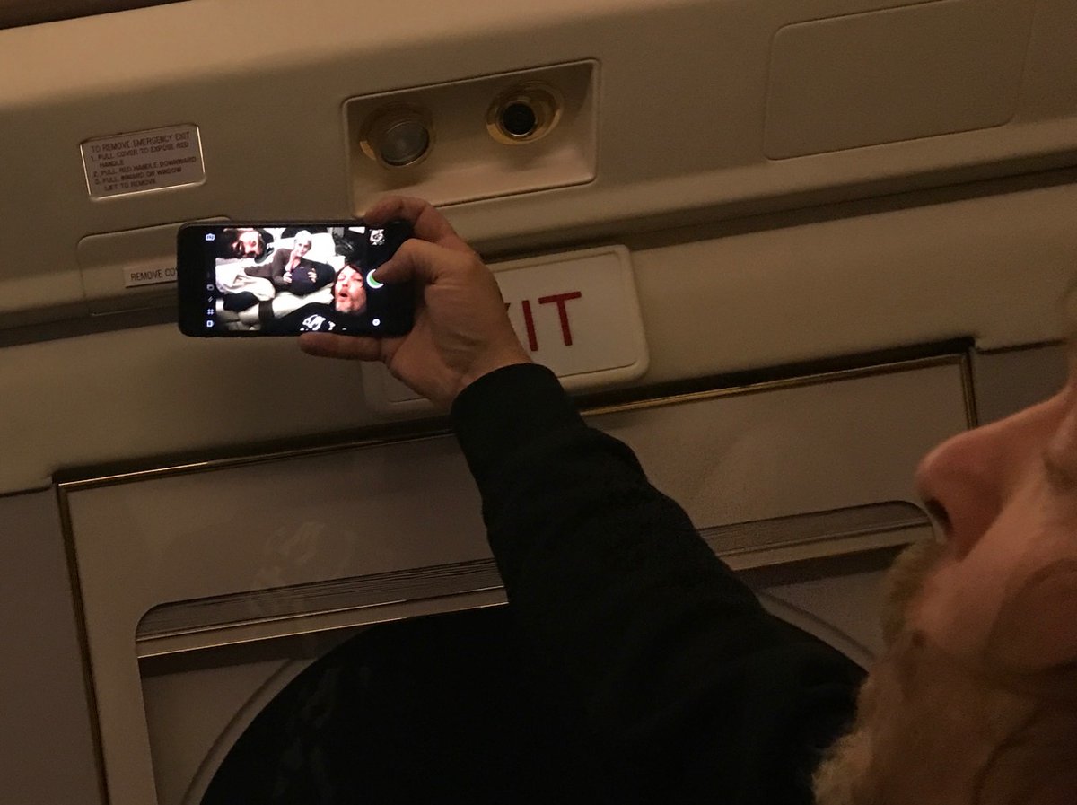 theobxdead's tweet photo. melissa volta a postar as pérolas do seu celular por favor tem criança chorando 😭😭 https://t.co/Sgf6D3cpVB