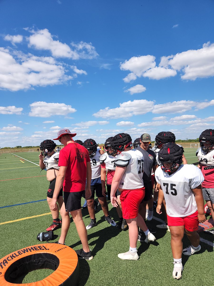 B_Wise59's tweet image. @EthanManke62 and Brock Schell stopping by practice to watch, and even got the OLine breakdown #EAT