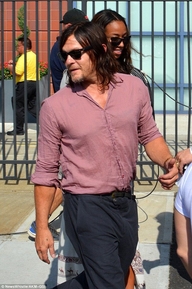 theobxdead's tweet photo. o charme desse homem meu deus, ele de rosa é tão lindo que saudade de quando ele saia de casa https://t.co/I1PP2CWyWT