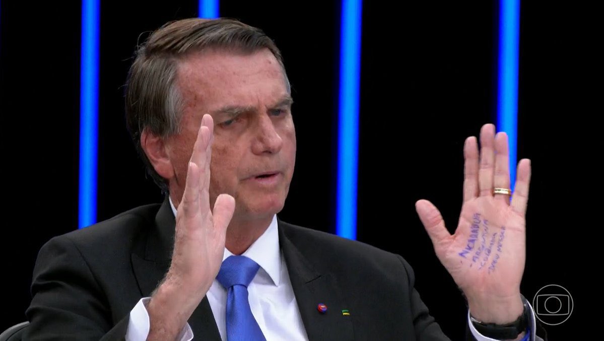 Cola na mão de Bolsonaro: “Nicarágua, Argentina e Colômbia”, todos na desgraça socialista. E, por fim, “Dário Messer”, o doleiro que entregava dólares a Roberto Marinho.