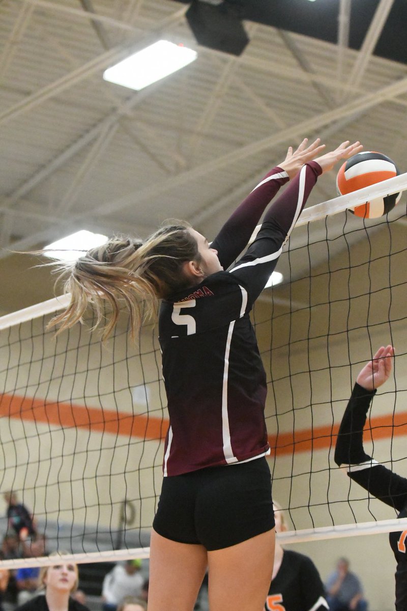 ErinNDouglas10's tweet photo. THS Volleyball defeats Cascade in four sets. 25-23 Cascade, 25-13, 25-18, 25-28 Tullahoma. https://t.co/7hlz0t757W