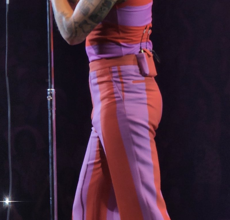 harry’s ass (@harryassbot) on Twitter photo 