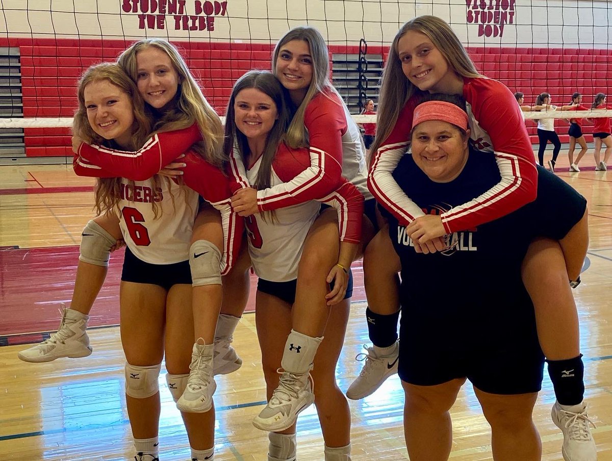LHSVolleyball's tweet photo. Lancers 📸Shoot 2022 #picsoftheday 🏐❤️🖤 https://t.co/KcfQLHkyNx
