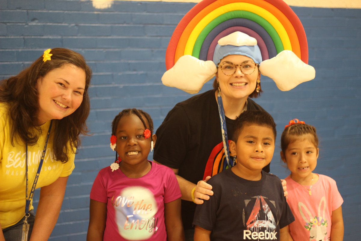 BeaumontMagnet's tweet photo. One of our favorite First Full Day of Kindergarten traditions is our Bear Family Sorting!!!  We love our special ceremony when our KinderBears get to join their Bear Families for the first time.  #NoPlaceLikeBMA #KCSRegion5 @BMAWindyC https://t.co/A1m08v85jS