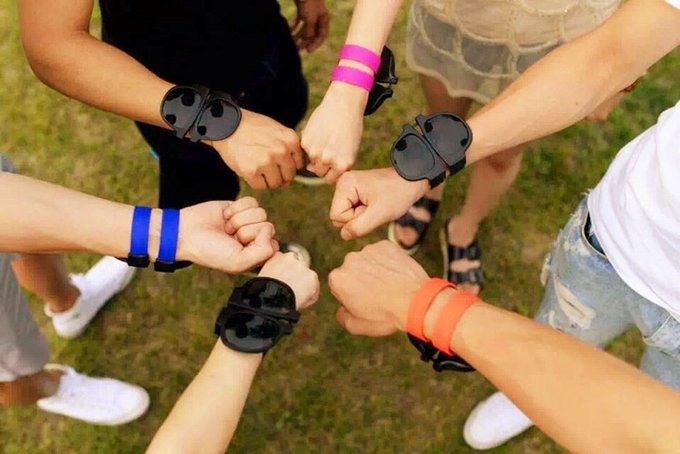 Worst invention of the day, slap bracelet sunglasses. https://t.co/jWuNAOI14o