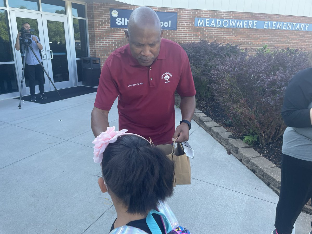 ShebaClarkePR's tweet photo. Takes a village right? Grateful the village in GV/KC is so strong. @QuintonLucasKC , @CityofGrandview Mayor Jones, GV Fire & Police, @fox4kc, local churches,biz & more. Thank u ALL for answering the call & showing our families they matter. It's been an unforgettable #GVFirstDay https://t.co/zEkpjba1D6