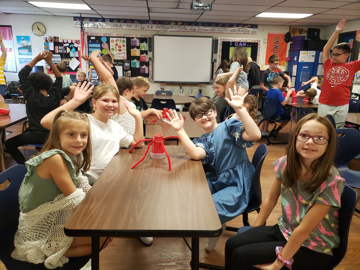 BCSspiker's tweet photo. Amazing first day of the 2022-2023 school year watching this group of 5th graders use their problem-solving skills while working together as a team! @BCSDMemorial @MannKati https://t.co/p6Dk9oWh5r