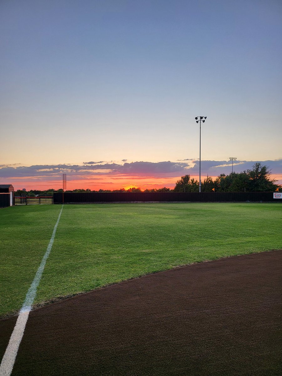 NormanSoftball's tweet photo. 2 varsity wins and a beautiful sunset! #RiseHigh #TigerPride #CUTTA https://t.co/CHQslKGYnO