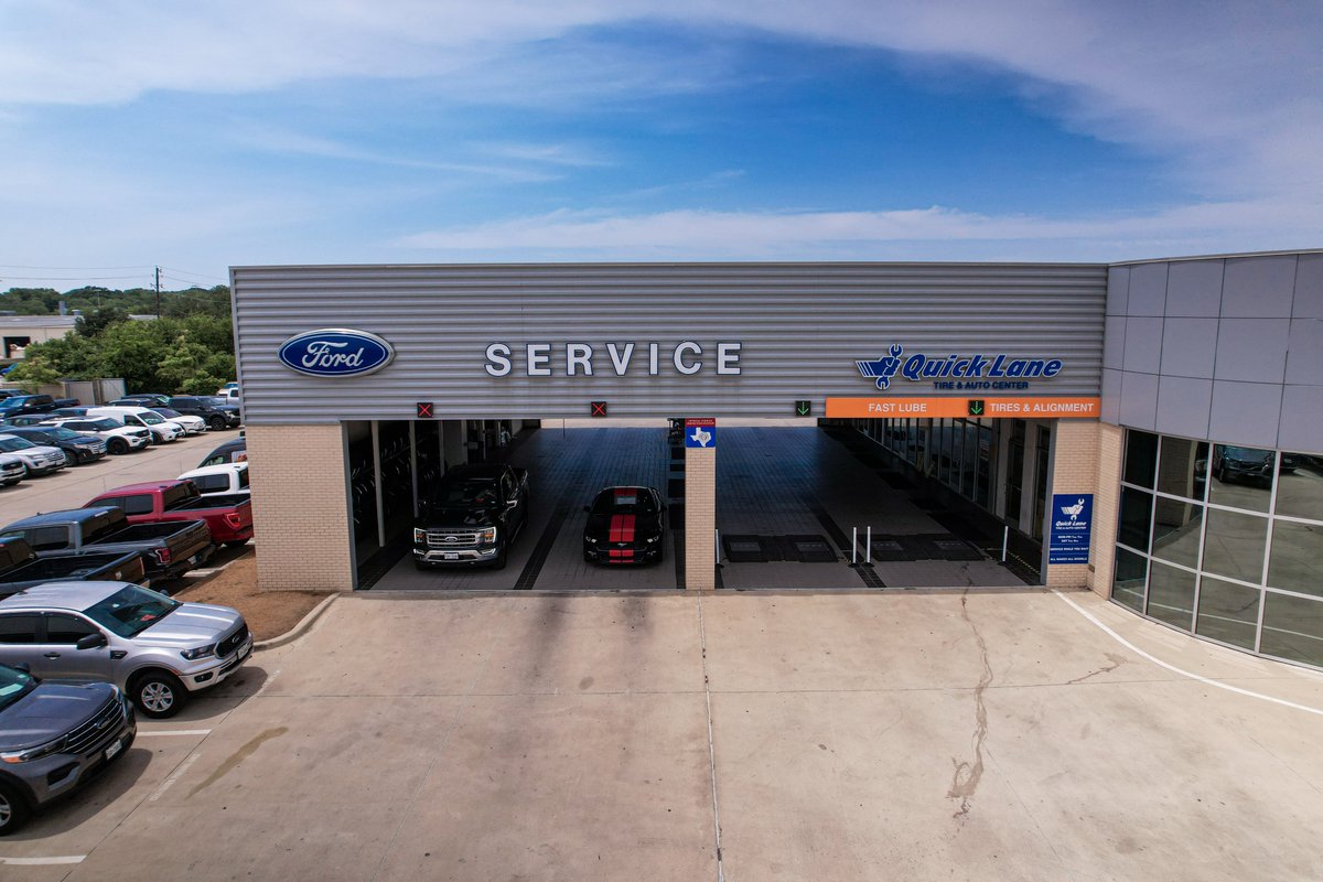 txquicklane's tweet photo. At Quick Lane, we've earned our name. That means you can stop by anytime without an appointment and receive speedy fast service. Come and see us for your next vehicle servicing. #TXQuickLane #ServiceCenter #RoutineMaintenance https://t.co/tY0JVEyQBK