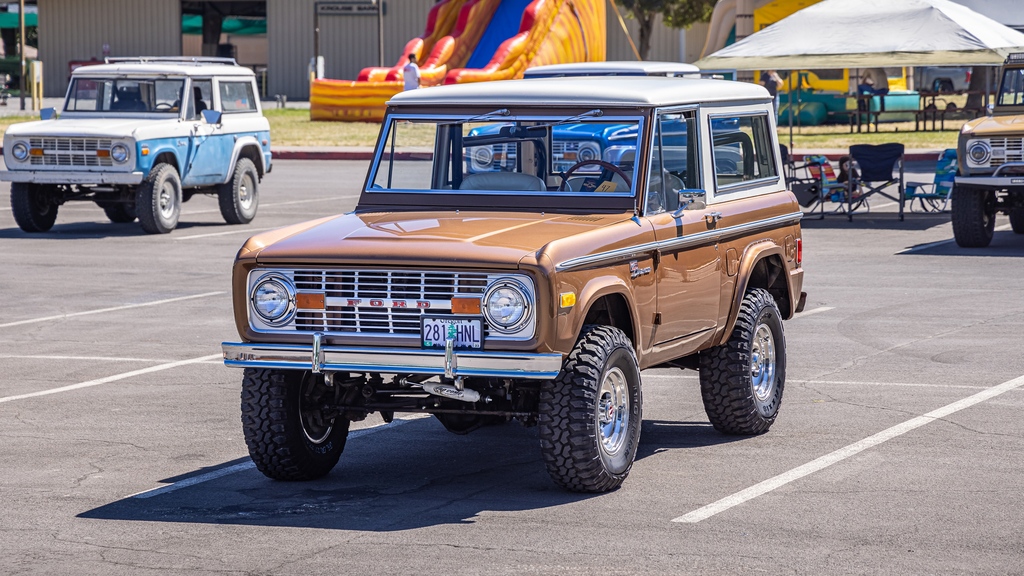 A simple and classy Bronco at our show and shine. If you missed this years Toms Offroad Rock and Roll event, make sure you make it next year.

#tomsoffroad #rockandrollevent #showandshine #fordbronco #earlybronco #classicbronco #vintagebronco #leadingthetrailsince76